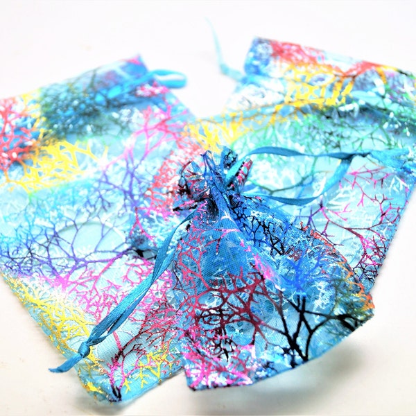 Pochettes cadeaux en organza multicolore sur fond bleu par lot de 10