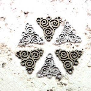Connecteurs triangles celtiques avec 4 anneaux 20*19,5 mm