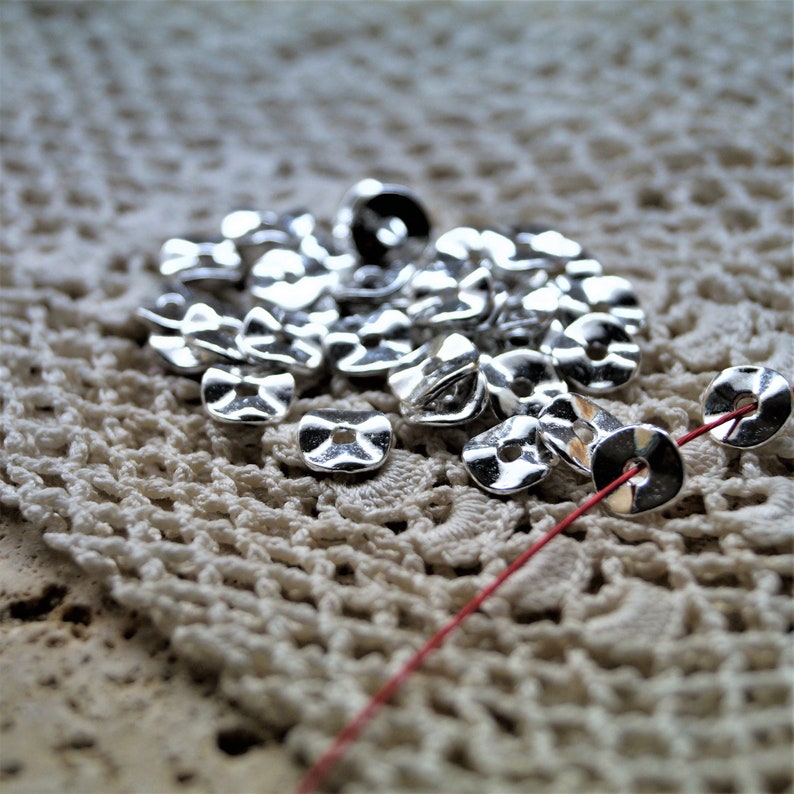 Perles chips en métal argenté ou bronze 6 mm par 10 Argent