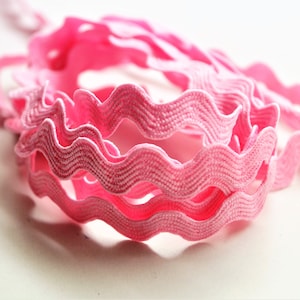 Coupon de 2 mètres de ruban rose zig zag (ric rac) 5 mm polyester