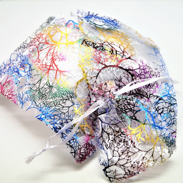 Pochettes cadeaux organza multicolore sur fond blanc par lot de 10