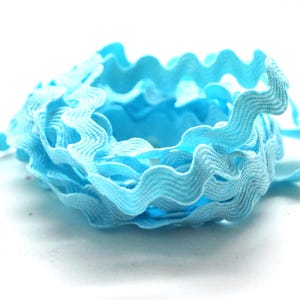 Coupon de 2 mètres de ruban bleu zig zag (ric rac) 5 mm polyester