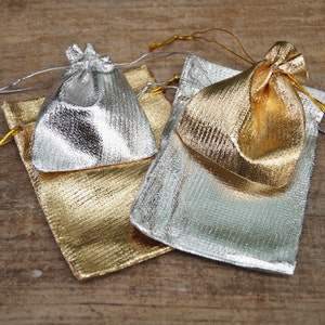 Geschenktüten aus goldenem oder silbernem Stoff 9*7 / 12*9 / 10*15 cm pro 10 Stück
