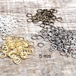 Op de afbeelding: Een rustiek houten bord met de tekst "Welcome to our porch" in witte letters. Het bord heeft een verweerde afwerking en een eenvoudig, uitnodigend ontwerp, perfect voor buitendecoratie.