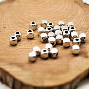 Perles cubes argentées 4 mm