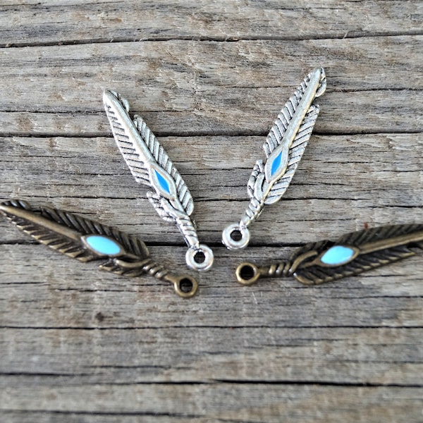 Pendentifs plumes argent ou bronze vieilli incrusté émail bleu, 5*28 mm