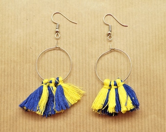 Kit paire supports boucle d'oreilles et créoles argenté gun, 6 pompons à franges bleu et jaune