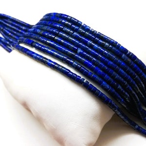 Peut inclure: Un brin de perles de lapis-lazuli bleu foncé, chaque perle est de forme tubulaire carrée.