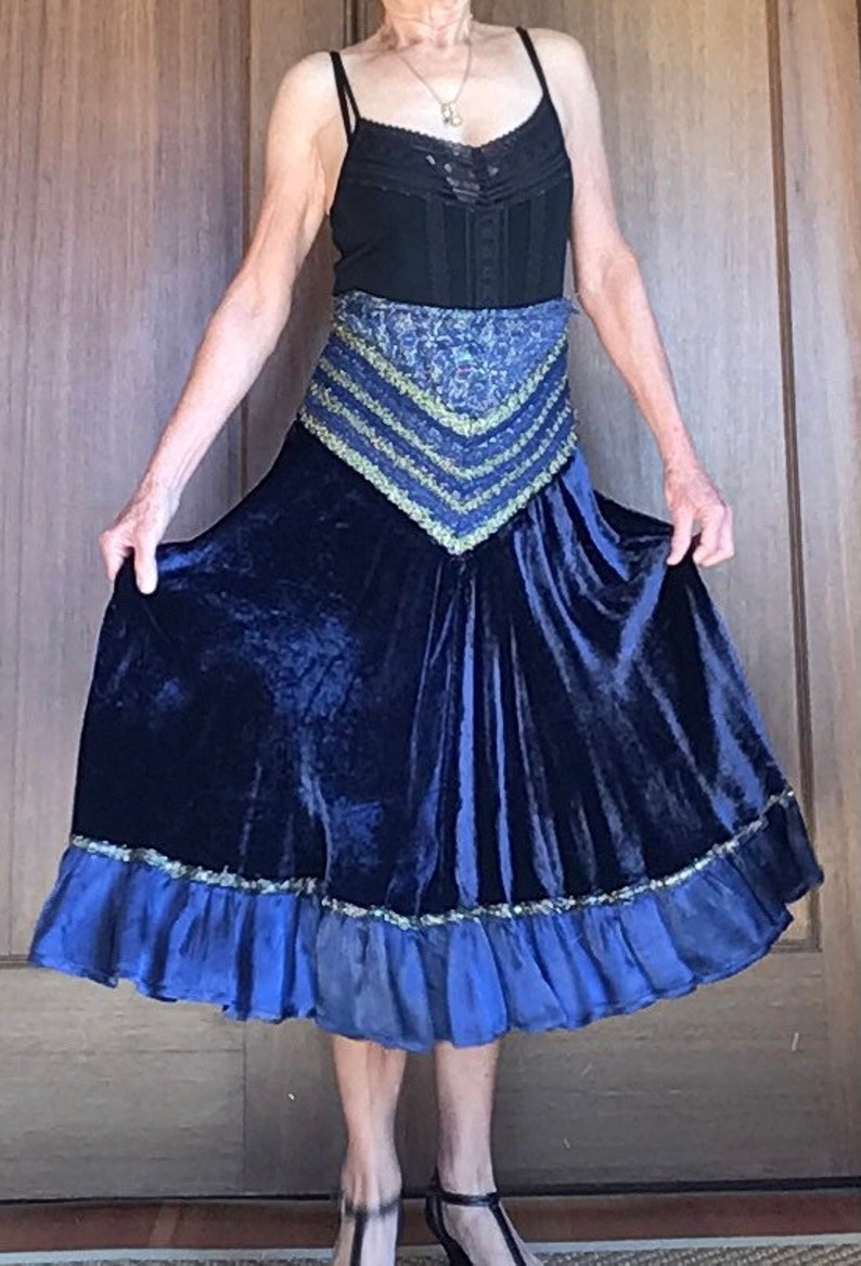 BLUE VELVET Skirt Italian vintage Renaissance style flared Sz Med Skirt Gold thread trim elastic waistband vintage 1990s Made in Italy Silk
