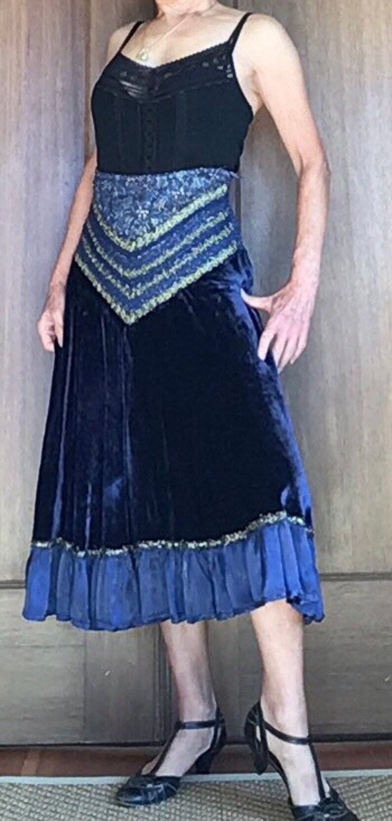 BLUE VELVET Skirt Italian vintage Renaissance style flared Sz Med Skirt Gold thread trim elastic waistband vintage 1990s Made in Italy Silk