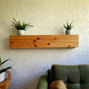 Estante flotante de madera de castaño artesanal: diseño rústico de borde natural