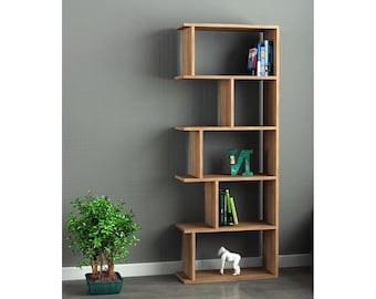 Peut inclure: Une étagère en bois avec un design asymétrique unique. Les étagères sont disposées en quinconce, créant un look moderne et élégant. L'étagère est en bois brun clair et comporte cinq étagères au total. Il y a une petite plante dans un pot vert sur le côté gauche de l'image.