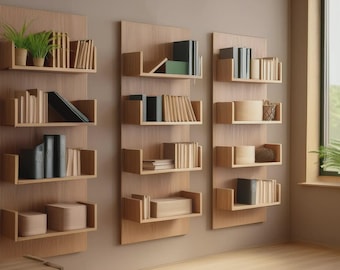 Könnte beinhalten: Drei Wandregale aus hellem Holz. Jedes Regal zeigt Bücher, dekorative Boxen und kleine Topfpflanzen. Die Regale sind vertikal an einer neutralfarbenen Wand angeordnet und schaffen eine moderne, minimalistische Ästhetik.