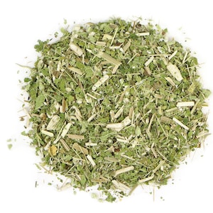 Può includere: Un primo piano di un mucchio di erbe secche, tra cui foglie verdi e steli. Le erbe sono di colore verde chiaro e sembrano essere finemente tritate.