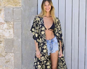 Schwarz-beige floraler Kimono-Stola, lockerer Sommerschal zum Umwickeln. Boho-Strandoberteil. Leichter Sommer-Pool über leicht bedruckter Hippie-Strickjacke