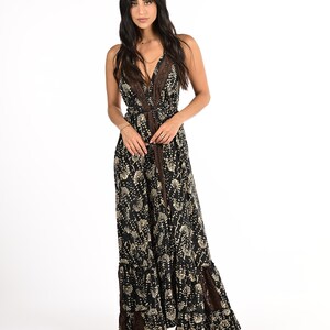 Boho Maxi Neckholder Kleid | Schwarz-weißer Tribaldruck | Kleid im Hippie-Stil | Rückenfreies langes Kleid | Abschlussball, Festival, Rave, Schwangerschaft