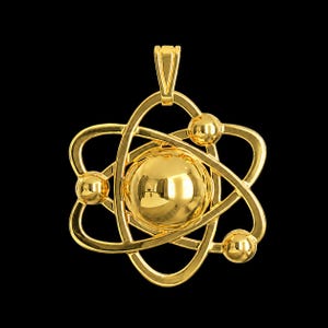 Könnte beinhalten: Ein polierter Goldanhänger in Form eines Atoms, bestehend aus einer großen Zentralkugel, die von drei kleineren, umlaufenden Kugeln umgeben ist, welche durch geschwungene elliptische Bänder verbunden sind. Mit einer Öse oben.