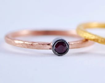 14K Solid Gold Rubin Solitär Ring, Gehämmert Lünette Set Stapelbarer Ring, Juli Birthstone