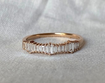 Minimalistisk vigselring i 14 karat guld med baguette och diamanter