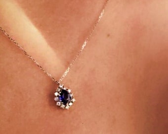 Collar con halo de zafiro azul diamante en oro de 14 k - Piedra natal de septiembre