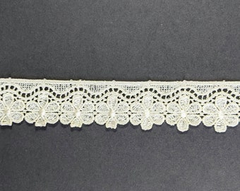 Scalloped Ivory Cutwork Lace Trim, Vintage Sewing, Per Yard
