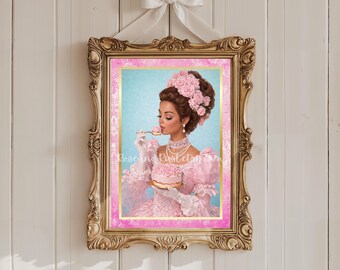 Può includere: Una stampa incorniciata con una donna in abito rosa e acconciatura floreale, che mangia una torta rosa. L'opera d'arte è in una cornice dorata ornata, appesa a un nastro bianco. Il testo "RoseandRustet.com" è visibile.
