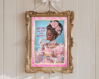 Può includere: Una stampa incorniciata con una donna in abito rosa e copricapo floreale, che mangia una torta. La stampa ha una cornice dorata ornata e un fiocco bianco. Il testo sulla stampa recita "EAT CAKE AND MIND YOUR BUSINESS."