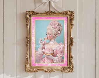 Può includere: Una stampa incorniciata raffigurante una donna in abito rosa e acconciatura elaborata, che mangia una torta. L'opera d'arte è incorniciata in una cornice dorata ornata con un bordo rosa ed è sospesa da un nastro bianco. L'estetica generale è vintage ed elegante.