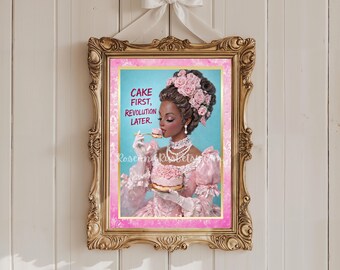 Può includere: Stampa incorniciata con una donna in abito rosa e acconciatura floreale, che mangia una torta. La stampa presenta il testo "CAKE FIRST, REVOLUTION LATER". L'ornata cornice dorata è sospesa da un fiocco di nastro bianco su uno sfondo di legno bianco.