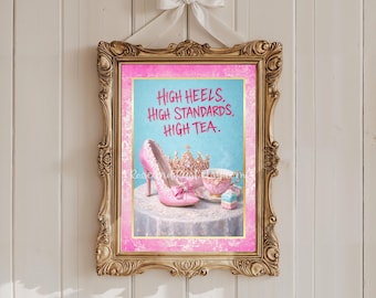 Può includere: Una stampa incorniciata con il testo "HIGH HEELS. HIGH STANDARDS. HIGH TEA." presenta un tacco alto rosa, una corona d'oro e una tazza da tè. La stampa è in una cornice dorata ornata ed è legata con un fiocco bianco.