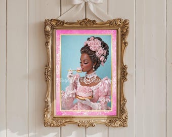 Può includere: Stampa incorniciata con una donna in abito rosa e acconciatura elaborata, che mangia una piccola torta. L'opera d'arte è racchiusa in una cornice dorata ornata e un bordo rosa. Un fiocco bianco è appeso sopra la cornice.