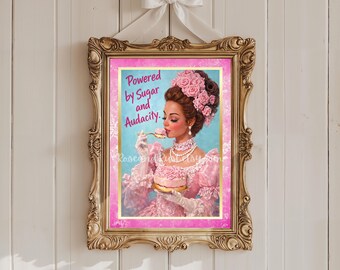 Può includere: Una stampa incorniciata con un'illustrazione vintage di una donna in abito rosa e copricapo floreale, che mangia una torta. La stampa presenta il testo "Powered by Sugar and Audacity" in rosa e blu, in una cornice dorata ornata, appesa a un fiocco bianco.