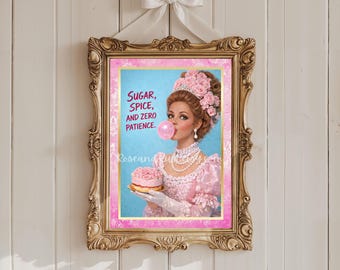 Può includere: Stampa incorniciata con una cornice dorata ornata e un fiocco bianco. La stampa raffigura una donna in abito rosa che soffia una bolla di gomma da masticare, tenendo in mano una torta. Il testo sulla stampa recita "Sugar, Spice, and Zero Patience."