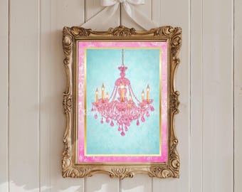 Può includere: Stampa incorniciata di un lampadario rosa su sfondo azzurro. Il lampadario ha dettagli simili a cristalli e candele accese. La cornice è dorata e un fiocco bianco è appeso sopra.