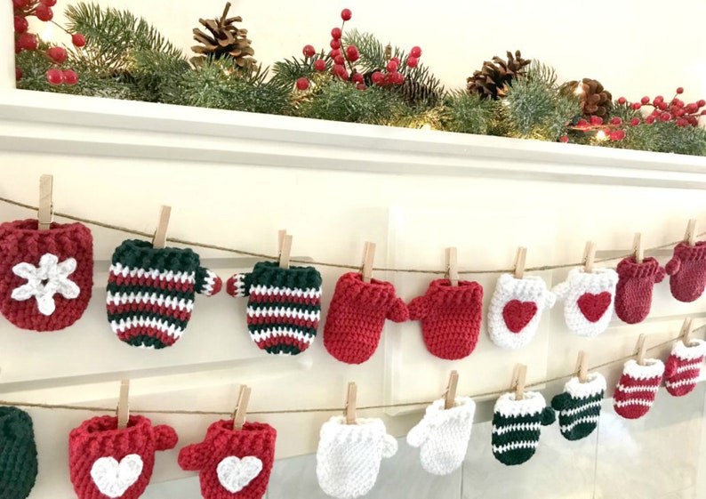 Crochet Mitten Garland Pattern, Crochet Christmas Garland Pattern, Crochet Christmas Pattern, Crochet Christmas Mini Mittens, Amigurumi image 1