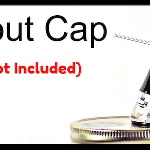 Pu&ograve; includere: Tappi di erogazione in plastica nera per un barattolo. Il testo "Spout Cap" e "(Lid Not Included)" &egrave; visibile nell'immagine.