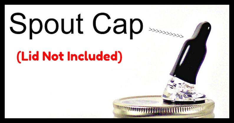 Pu&ograve; includere: Tappi di erogazione in plastica nera per un barattolo. Il testo "Spout Cap" e "(Lid Not Included)" &egrave; visibile nell'immagine.