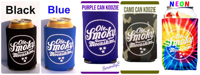 Pu&ograve; includere: Cinque diversi refrigeratori per lattine di diversi colori con il logo "Ole Smoky Tennessee Moonshine" in lettere bianche su un cerchio bianco. I refrigeratori per lattine sono nero, blu, viola, mimetico e tie-dye.