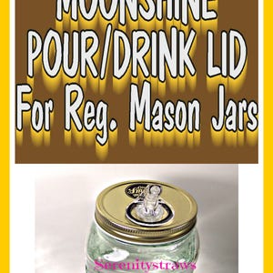 Pu&ograve; includere: Un barattolo di vetro trasparente con un coperchio dorato e un beccuccio di versamento in plastica trasparente. Il coperchio ha un adesivo che dice "Old Smokey Moonshine". Il barattolo &egrave; pieno di un liquido trasparente e il testo "Serenitystraws" &egrave; visibile sul barattolo.