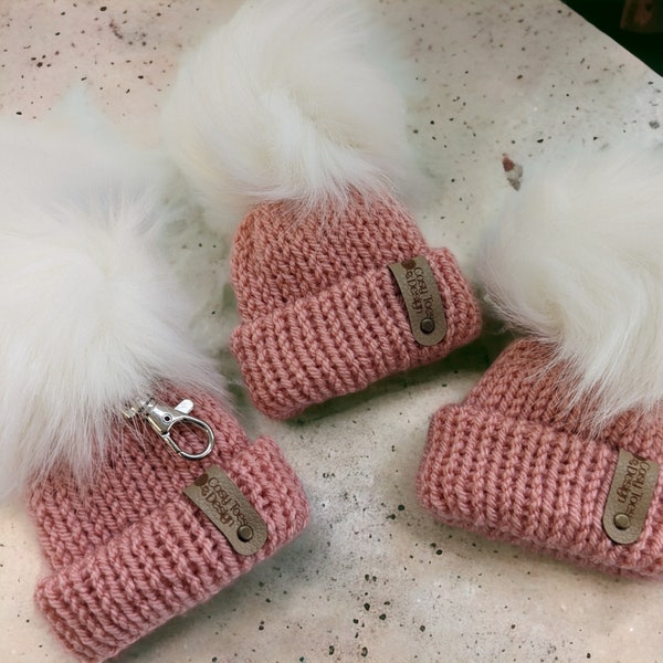 Mini porte-clés de chapeau tricoté | Chapeau rose | Porte-clés | Accessoires | Accessoires de sac à main | Fait à la main | Pompon en fausse fourrure | Prêt à expédier