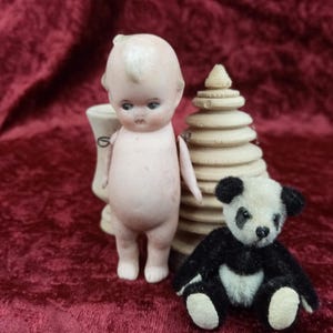 キューピー風ミニチュア人形、ドイツのアンティークミニチュアグーグリーボーイまたはグーグリーガール、素焼きの磁器製ドールハウス人形、1910年頃、ヘルトヴィヒ作
