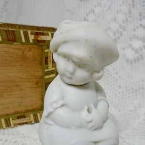 Antica bambola tedesca Nodder, ragazza con testa a molla seduta su una pietra, bambola in miniatura con abito modellato, 6,5 cm / 2,55&quot; di Hertwig Co.