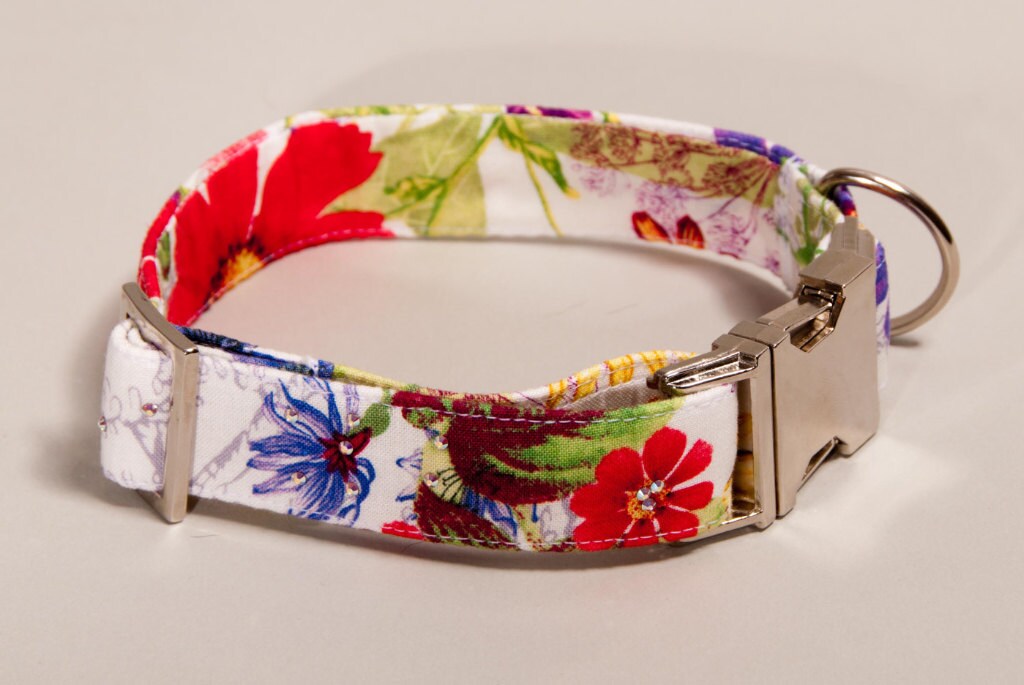 Classic dog collar handmade in the UK decorated with Etsy