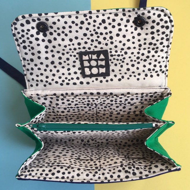 Cartera tipo acordeón Eyebag, cartera imprescindible, bolso cruzado, monedero serigrafiado hecho a mano, cara verde botella y cuerpo azul marino imagen 6