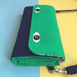 Cartera tipo acordeón Eyebag, cartera imprescindible, bolso cruzado, monedero serigrafiado hecho a mano, cara verde botella y cuerpo azul marino imagen 4