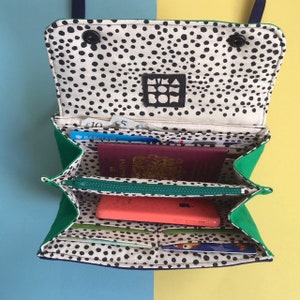 Cartera tipo acordeón Eyebag, cartera imprescindible, bolso cruzado, monedero serigrafiado hecho a mano, cara verde botella y cuerpo azul marino imagen 8