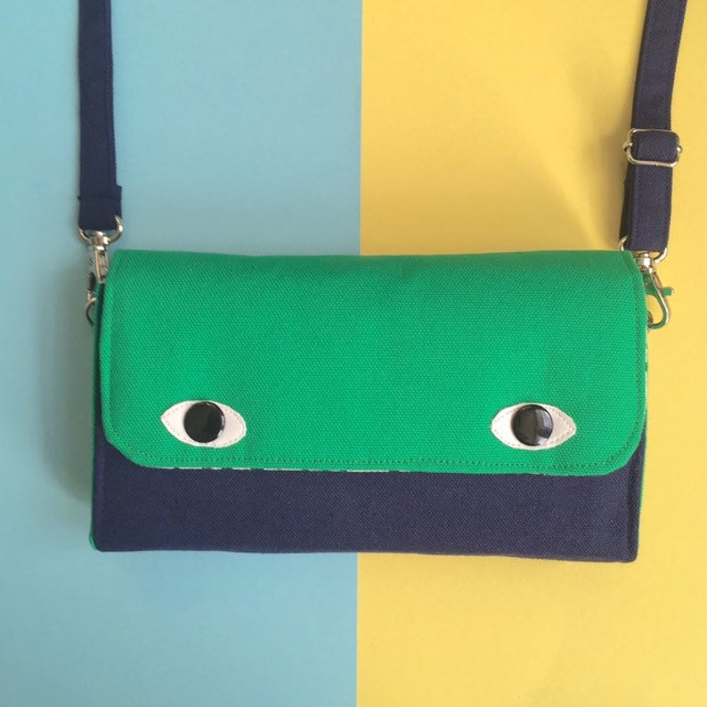 Cartera tipo acordeón Eyebag, cartera imprescindible, bolso cruzado, monedero serigrafiado hecho a mano, cara verde botella y cuerpo azul marino imagen 3