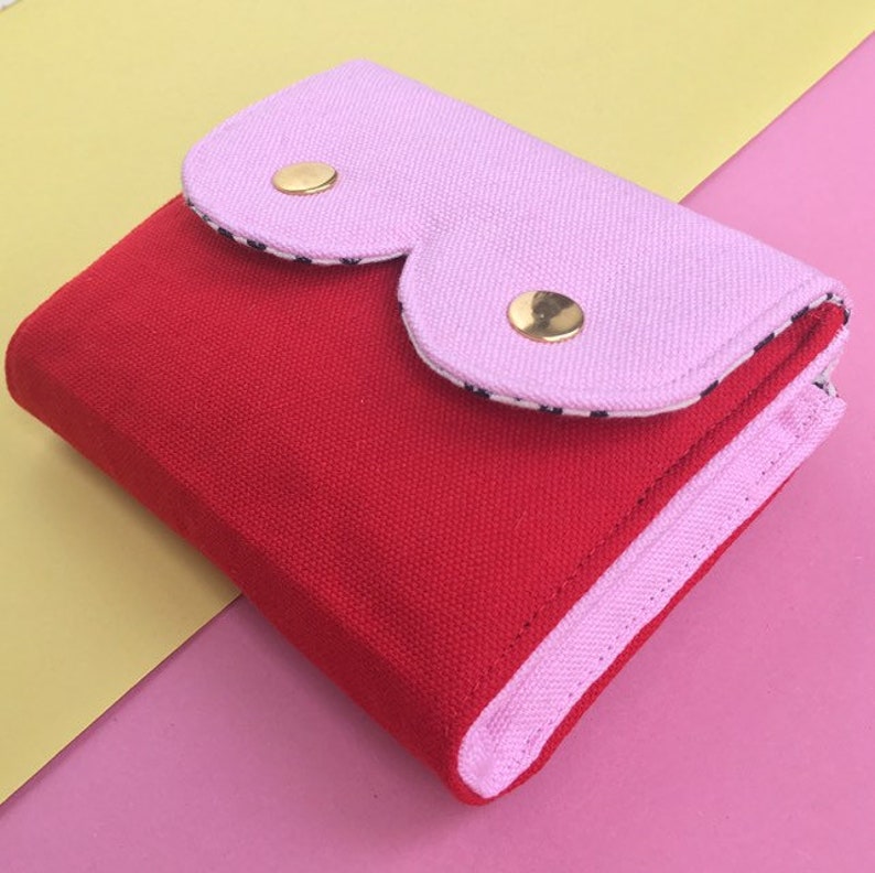 Cartera de acordeón con forma de teta, cartera pequeña tipo sobre, cartera imprescindible, monedero serigrafiado a mano, teta rosa bebé y cuerpo rojo imagen 1