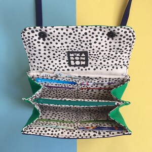 Cartera tipo acordeón Eyebag, cartera imprescindible, bolso cruzado, monedero serigrafiado hecho a mano, cara verde botella y cuerpo azul marino imagen 7