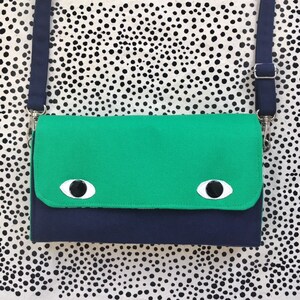 Cartera tipo acordeón Eyebag, cartera imprescindible, bolso cruzado, monedero serigrafiado hecho a mano, cara verde botella y cuerpo azul marino imagen 1